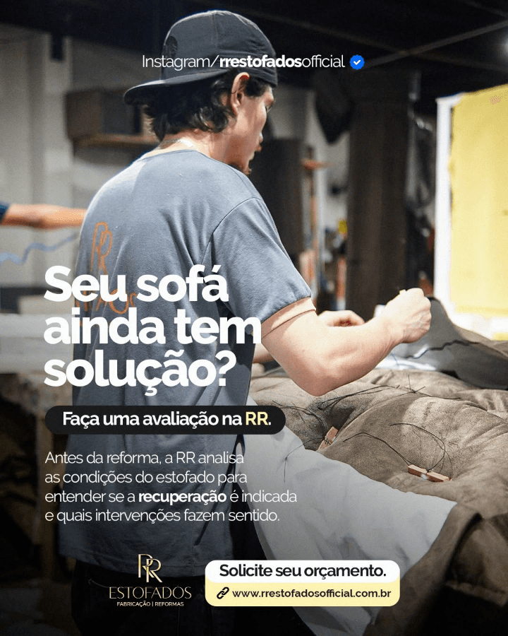 Profissional da RR Estofados trabalhando na recuperação de um sofá